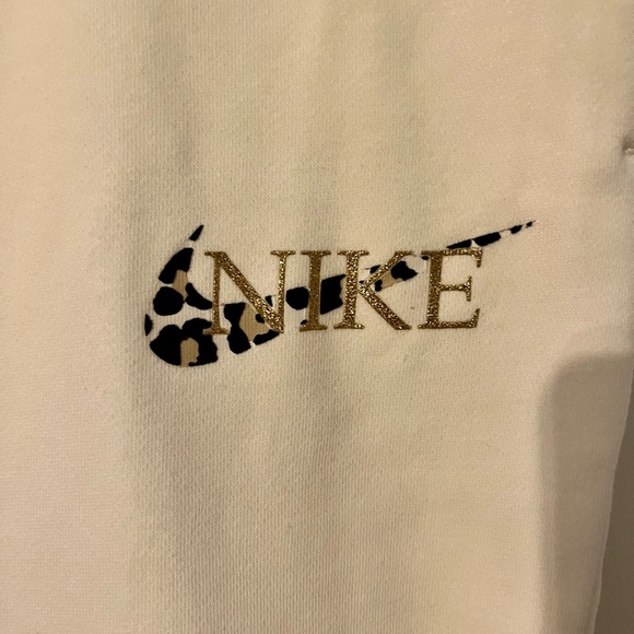 BNWT Women's Nike Sportswear Club Fleece Leopard-Print Logo Pants size XL - Picture 2 of 5